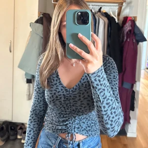 Mönstrad långärmad topp - Säljer denna topp med snörning och leopardmönster, köparen står för frakten. 