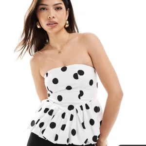 Prickig volang topp  - Aldrig använd med prislapp kvar 💕 pris kan diskuteras . Storlek M men liten i storleken så passar mer S/XS 