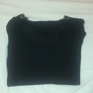 Svart spets tröja - Jätte fin Anna field tröja🩷 säljer pågrund av att den tyvär inte kommit till användning, pris går att diskuteras storlek s 🩷🩷 varan är i bra skick endast använd 5 gånger🩷🩷