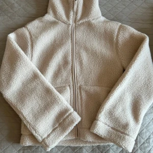 Teddyjacka - Den trendiga teddyjackan från hm