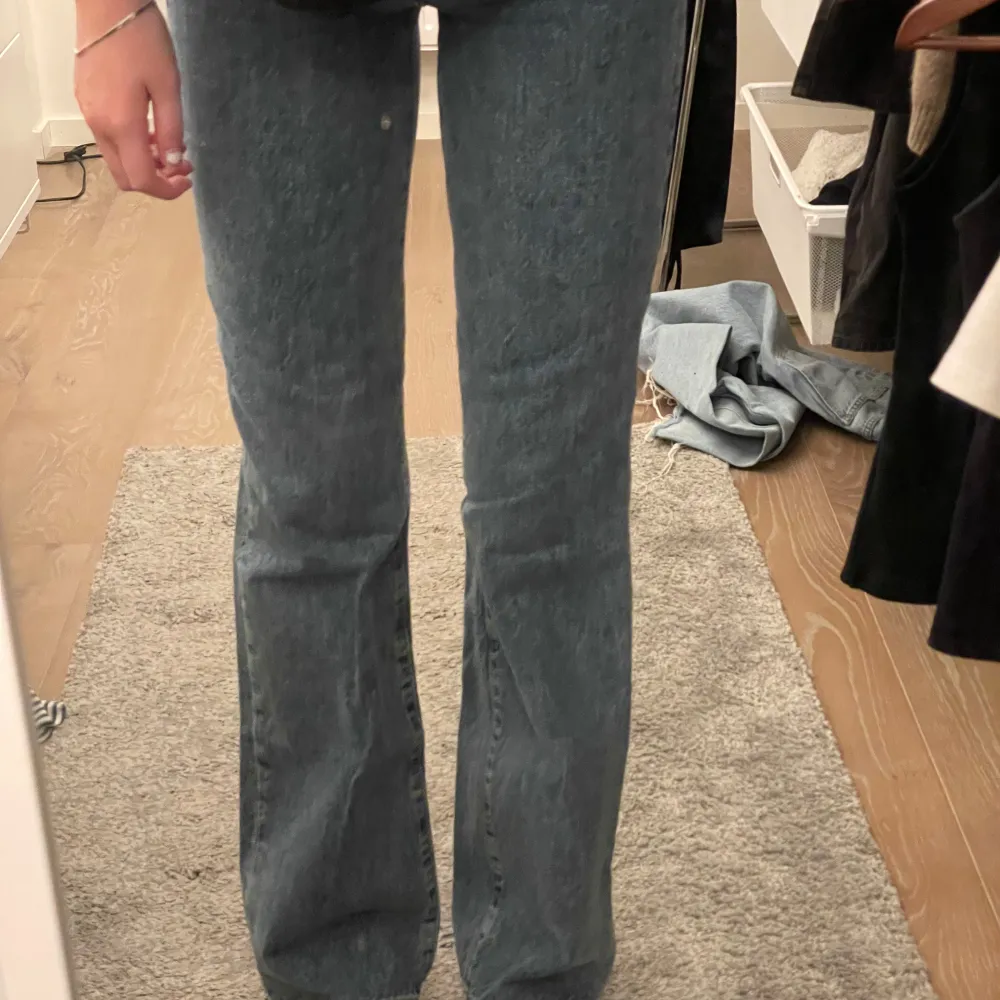 straight fit jeans från bikbok i en mörkare blå. mycket bra skick i strl w25 l32! . Jeans & Byxor.