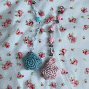 Söt bagcharms/nyckelring - Fina stjärn bagcharm/nyckelring ⭐️ perfekt för väskan eller nyckelring hemmagjord av mig 💞har virkat stjärnorna med Cotton garn 💋 en för 50kr  och två för 95kr 💫