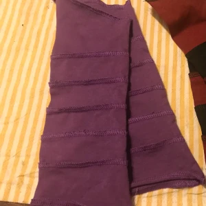 Lila halsduk med randigt mönster - Säljer snygga lila armvärmare med ett coolt randigt mönster. De är handgjord. Den är mjuk och bekväm, och passar till de flesta outfits. Ett måste för höst- och vintergarderoben! Kan mötas upp i Hbg, endast pm vid köp. 