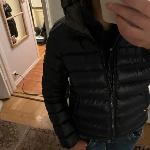 Colmar vinterjacka - Säljer min skitsnygga colmarjacka då jag nu har dubbletter. Sparsamt använt och inga hål eller slitage. Strl 46 (italienska storlekar), så den sitter som en S. Köpte för runt 4500-5000 och mitt startpris ligger på 2950 kr.