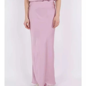 Ny Neo noir Ljusrosa långkjol i satin - Superfin ny ljusrosa långkjol i satinkänsla, modellen Vicky från Neo noir. Den har en elegant och slät yta som ger en lyxig känsla. Kjolen har en smickrande passform och är lätt att matcha med olika toppar. Bara testad, nypris 749kr. Storlek 34