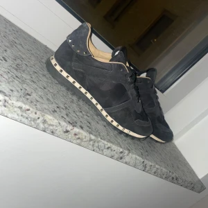 Valentino Rockrunners - Säljer dessa asfeta valentino rockrunners i storlek 40 Totalt tre spikar saknas(bild 3) Köpta på otherhandstore Kom med prisförslag och tveka inte att fråga!☺️