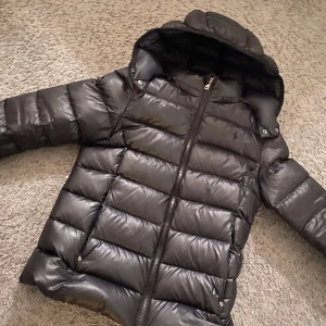 Polo ralph lauren jacka - Tja säljer min raffe jacka då den inte passa Den har en litet hål på vänster armen som är ända defekten annars super skick Nypris 4,3 