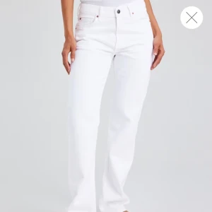 Vita low waist jeans! - Ett par vita low waist jeans som endast är använda en gång!🤍W24, L32 