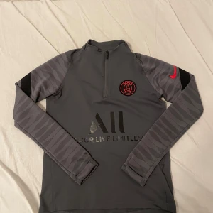 Psg tracksuit top - Väldigt snygg och är äkta.Säljer då den är liten