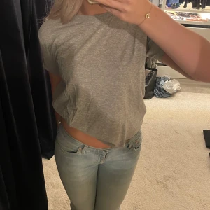 Grå tshirt - Snygg enkel grå tshirt som går att styla till allt🤩 inga defekter❣️