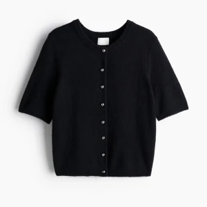 Kofta med knappar - Svart kofta från H&M🖤fint skick. Använd fåtal gånger. Storlek M men passar S/XS också beror på hur du vill att den sitter. 