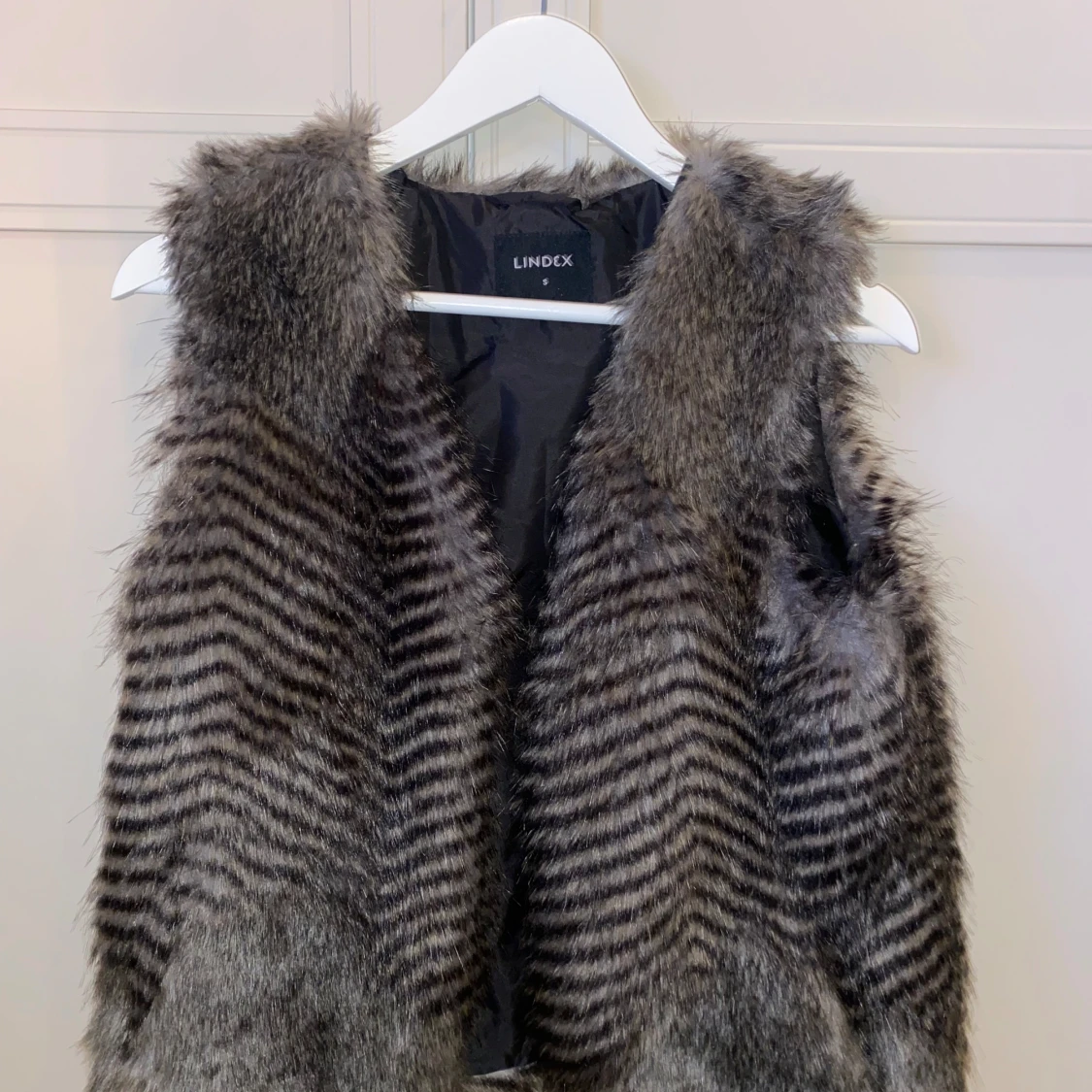 Grå pälsväst från Lindex - 90