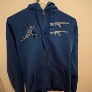 Säljer min one of one hoodie som är använd en gång i nyskick. Alla stenar sitter kvar och inga skador eller fläckar. Tröjan går ej köpa längre nu eller i butik.