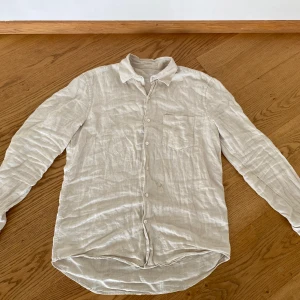 A DAY'S MARCH skjortra - Köptes för ett år sedan och har använts inte mer än tio gånger. Behåller samma scick som ur butiken. 100% linen