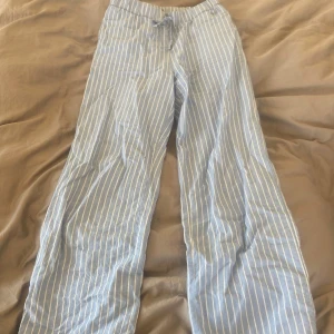 Blå vita randiga mjukisbyxor - Jätte sköna tunna mjukisbyxor. Jag köpte dom för en månad sen ungefär och jag älskar dom. Dom krympes i tvätten och nu är dom lite för små. Dom är i bra skick. Köpte dom i en liten butik där jag bor som heter zillstar