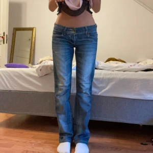 Jeans - Lågmidjade raka jeans. Finns ingen dragkedja, endast knappar, se sista bild. Midjemått 40cm, innerbenslängd 79cm😙❤️
