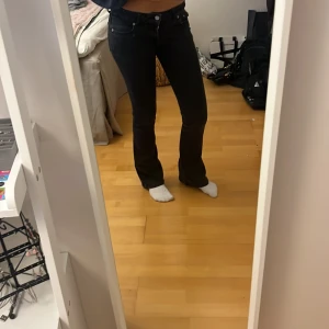 Svarta lågmidjade bootcut jeans - Jättesnygga lågmidjade bootcut jeans som jag säljer för dom har tyvärr blivit för små för mig💗   Midjemått - 34 cm men dom är väldigt stretchiga  Innerbenslängd - 76cm
