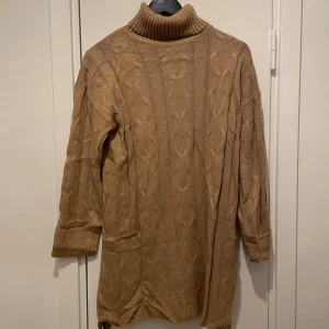 Stickad klänning - Varm gosig stickad klänning. Fungerar också som en oversized tröja.   Köpt på shein   Är storlek S men väldigt stretchiga, passar M  Bra skick, kan behövas tvättas då de legat på vinden under sommaren och fått lite ludd från ett annat klädesplagg. 