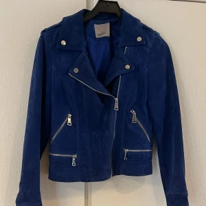 Mocka jacka - Äkta mocka jacka (blå) från veromoda storlek L ny pris 999kr.