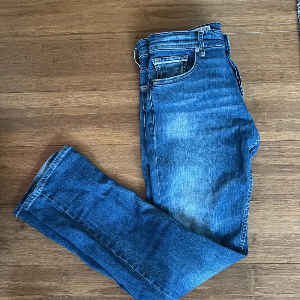 Säljer mina Replay grover jeans storlek 31 skick 8/10 släpper för 600 pris kan diskuteras, byten tas också emot. Jeans & Byxor.