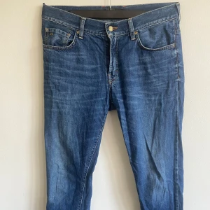 Jeans - J.Lindberg - Blåa jeans från Jlindberg. De är lite smutsiga men är inget som inte går att ta bort. Passformen är 32/32 men de passar även 32/34. Skriv gärna om du har frågar. Priset är även inte hugget i sten!