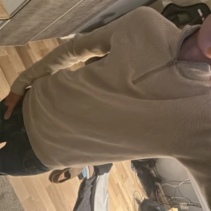 Beige ribbad tröja med dragkedja - Säljer en snygg beige half-zip tröja ifrån ONLY & SONS. Tröjan är HELT ny och använd 1-2 ggr (fick den i födelsedags present för ca 1 månad sedan) Men eftersom den inte riktigt passar min smak säljer jag den för bra pris! ORG PRIS: 700 KR!