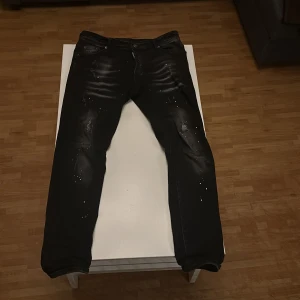 Dsquared2 jeans - Dsqaured2 jeans i toppen skick använda kanske 8 gånger storlek 52 jag själv är 170cm och passar perfekt men passar även upp till 180cm