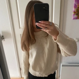 Beige stickad tröja - Säljer denna fina stickade tröja💕 nästan helt oanvänd därav inga defekter!! Säljer då den inte kommer till användning längre 
