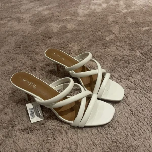 Klackar  - Super fina klackar ifrån Duffy i strl 41! Passar mig som har 39 i vanliga fall. Klacken är runt 5 cm. Aldrig använda, väldigt bra skick! 🤍 