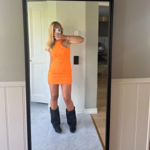 Orange glitter-klänning - Perfekta klänningen som har små glitter-stenar insydda vilket gör att den poppar ännu mer. Älskar den så mycket men har bara använt en gång.