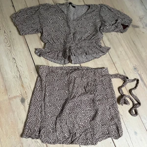 Sett från bikbok - sett med topp & omlottkjol, passar både till sommaren men även till hösten eftersom det är höstiga färger på settet, både kjolen och toppen är i samma storlek alltså M  kom privat för fler bilder/info💘