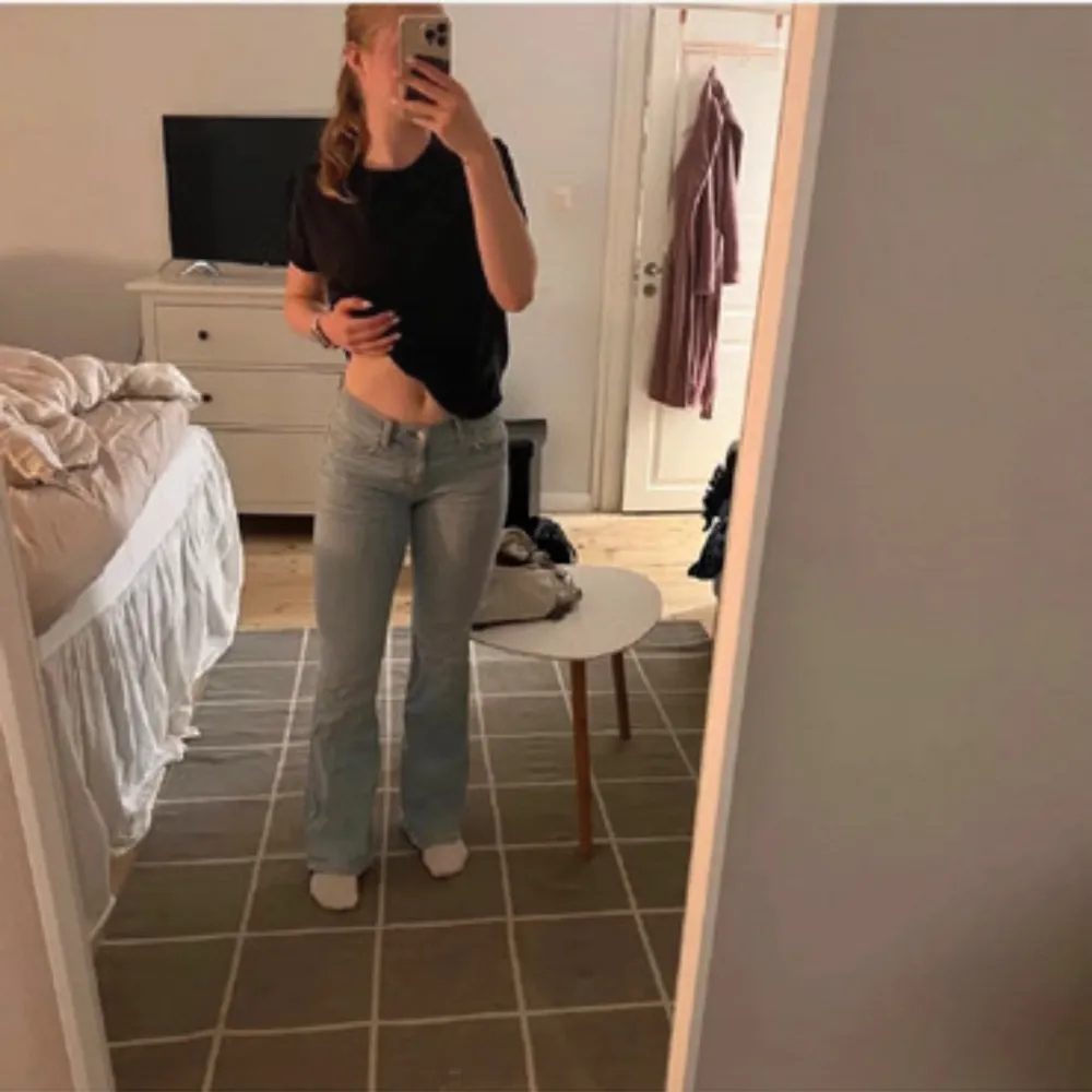 Säljer nu dessa superfina jeans från Gina som inte längre finns att köpa, superskönt och passar till allt!🥰. Jeans & Byxor.