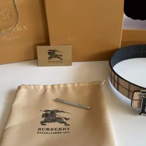 Svart beiget burberry läder bälte med svart silvrig buckla. 105cm långt. Kan vara svarta beroende på sida. Allt og. Har ett exakt likadant fast 110cm i profilen. Paketpris kan diskuteras med annan vara i profilen