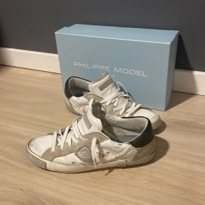 Philippe model  - Tja. Säljer ett par trendiga Philippe model skor i storlek 41 men passar också 41,5. Skorna är i ett ok skick. Lite små defekter. Allt og följer med, tveka inte att höra av dig vid intresse eller frågor♠️.