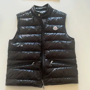 Helt oanvänd moncler gui väst som jag köpte på NK men inte använt då den inte passade mig. Den är i storlek 3/L och man får med prislappar, extra knappar och en moncler påse som ni ser på sista bilden. Nypris: ≈9000kr