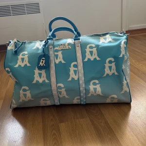 Steve Madden weekend bag - Stor weekend bad från steve madden, använd få gånger. Skriv för mer bilder/måtten💕