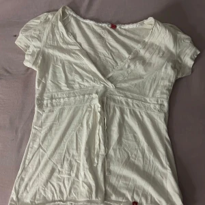 Vit blus  - Vit blus, väldigt trendig och fin. Köpt begagnad för 900kr därav priset. Aldrig använd av mig men av förra ägaren<3