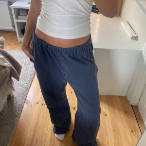 Mjukisbyxor från Brandy Melville! - Mysiga mjukisbyxor från Brandy Melville som aldrig använts då de är för långa! Så mysiga och har även fickor! Nypris ca 400kr🤍🤍