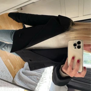 Svart kapp - Säljer denna super snygga kappan från other stories!! Den är i ull och nypris är 1800kr💞 i superfint skick!
