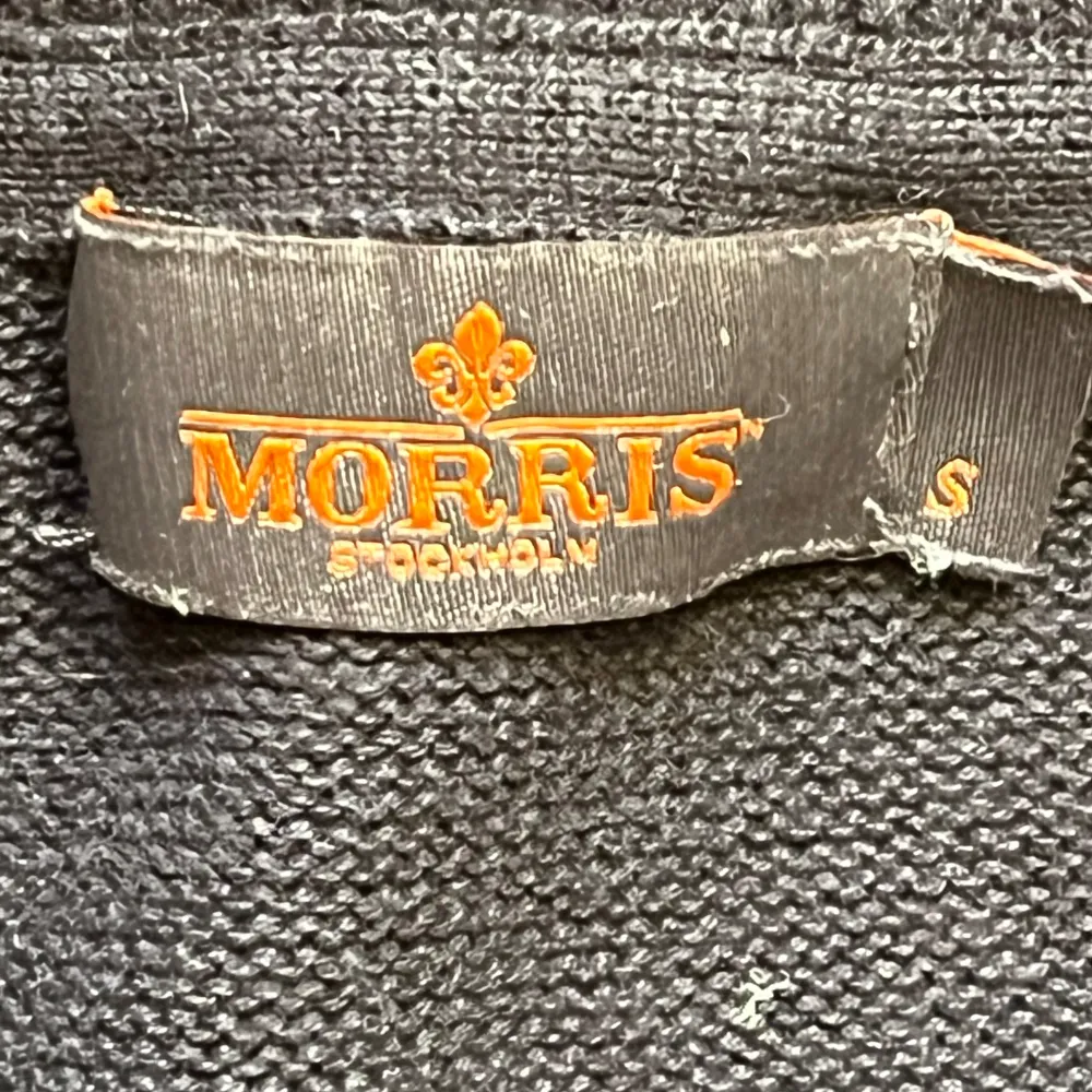 Säljer en snygg svart half-zip från Morris i storlek S. Perfekt för höst och vinter med sin långärmade design och ribbade kanter. Passar både till vardags och lite finare tillfällen. Pris kan diskuteras vid snabb affär 🤙💯🤝. Tröjor & Koftor.