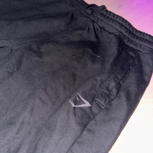 Gymshark Byxor - Använd 1 gång. Var för små, köpte storlek M men dom var liten i storleken så skulle rekommendera dessa för någon med S. Nypris 550kr och dom är helt nya!