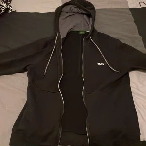 Svart Boss kofta  - En svart Boss kofta som har använts ett fåtal gånger. Den är i fint skick och den är i storlek M. Tveka inte på att höra av dig om du är intresserad!