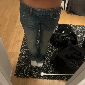 Lågmidjade jeans - Lågmidjade jeans som inte kommer till användning💕midjemåttet är 40 cm rakt över
