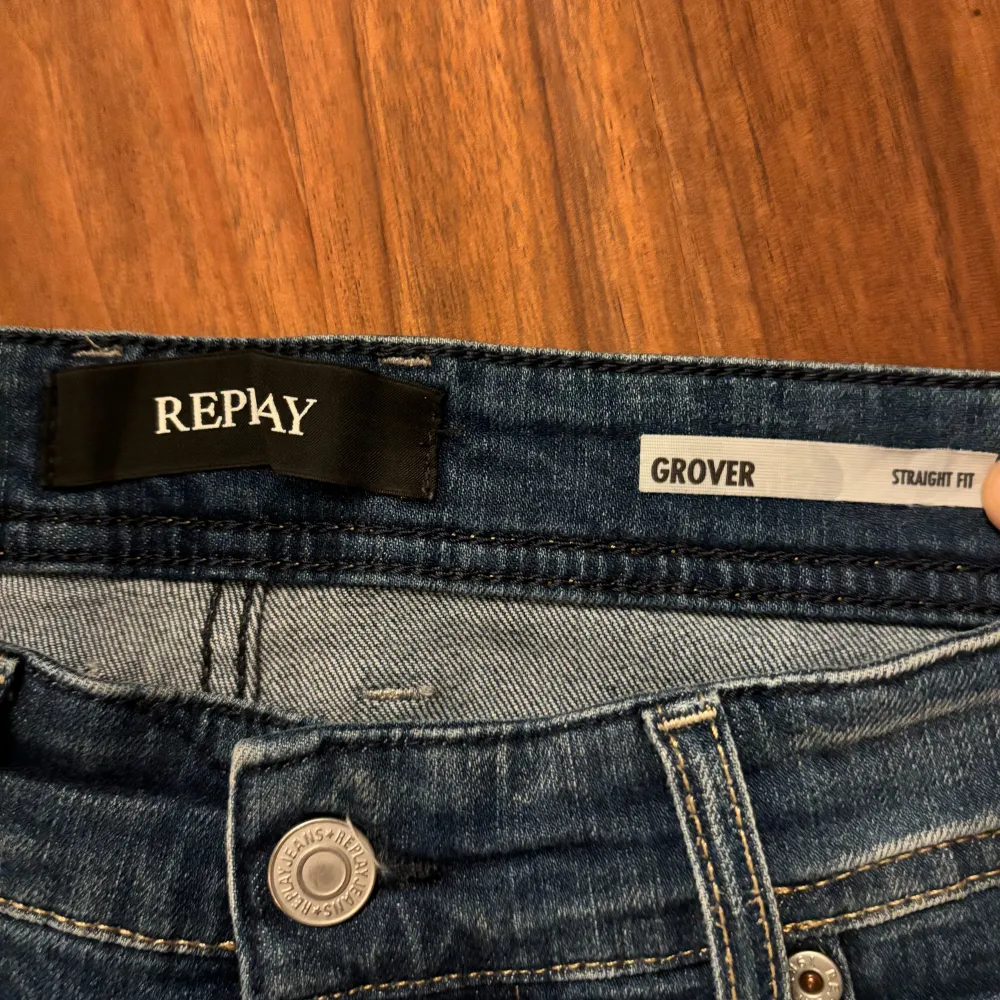 Säljer mina replay jeans som är väldigt sparsamt använda. Som nyskick!   Modell: Groover straight fit. Jeans & Byxor.