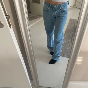 Låg midja jeans från Weekday - Har knappt använt den och köpte den i februari men vill inte ha den längre för den är lite stor. 