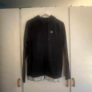 Silksilk zip up tröja - Ännu en zip up, denna säljs också pga för stor storlek. Helt oanvänd. Priset är inte hugget i sten. Nypris: 899-999 kr 