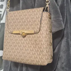 Michael kors väska Pris kan diskuteras 