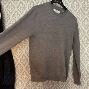 Stickad tröja - Stickad tröja från märket these glory days, nästan aldrig andvänd så riktigt bra skick. Bara att skriva vid frågor🙌🏻