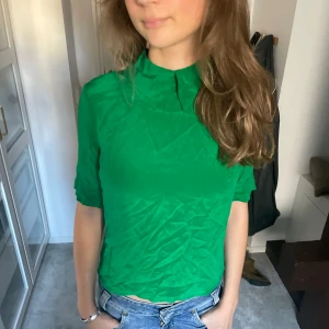 Grön topp - En jättefin grön topp/ blus som inte kommer till användning☺️ det är en S men skulle säga att den sitter mer som en Xs. Kontakta vid frågor!!❣️