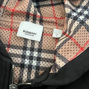 Burberry kofta  - Ganska skön och bekväm att Ha på sig och du kommer va sexigast av alla och den är i bra skick 